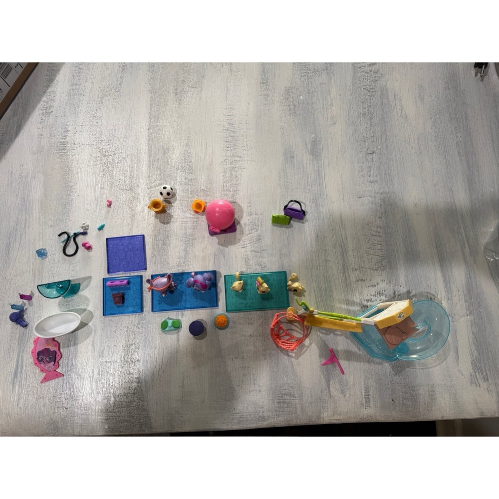 LPS Hasbro Littlest Pet Shop‎ Pet Retreat Play set Pets  and Accessories LOT